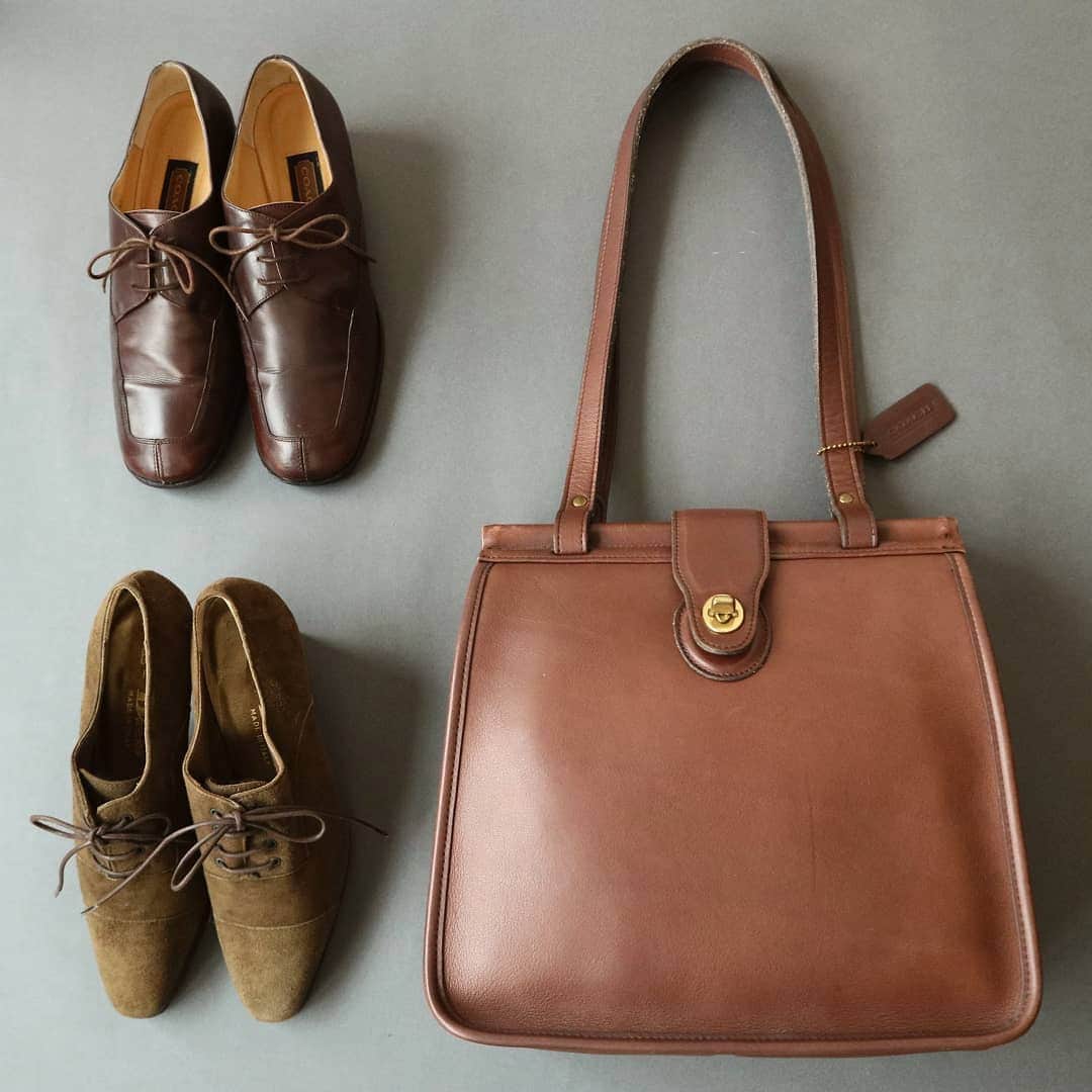 吉祥寺 古着屋 Orfeoのインスタグラム：「. Old COACH Leather Bag & Shoes . . . #orfeo #kichijoji #tokyo #vintage #used #fashion #coordinate #outfit . . お問い合わせはインスタグラムのプロフィール掲載のメールアドレスにお願いいたします。コメント、DMでのお問い合わせは受け付けておりませんのでご了承ください。 ONLINE SHOPの商品も店頭にてご購入頂けます。気になる商品がございましたらスタッフにお声掛けください。  新型コロナウィルス感染拡大防止策を徹底した上で営業をしております。マスクの着用、入店時にアルコールでの消毒をお願いいたします。」