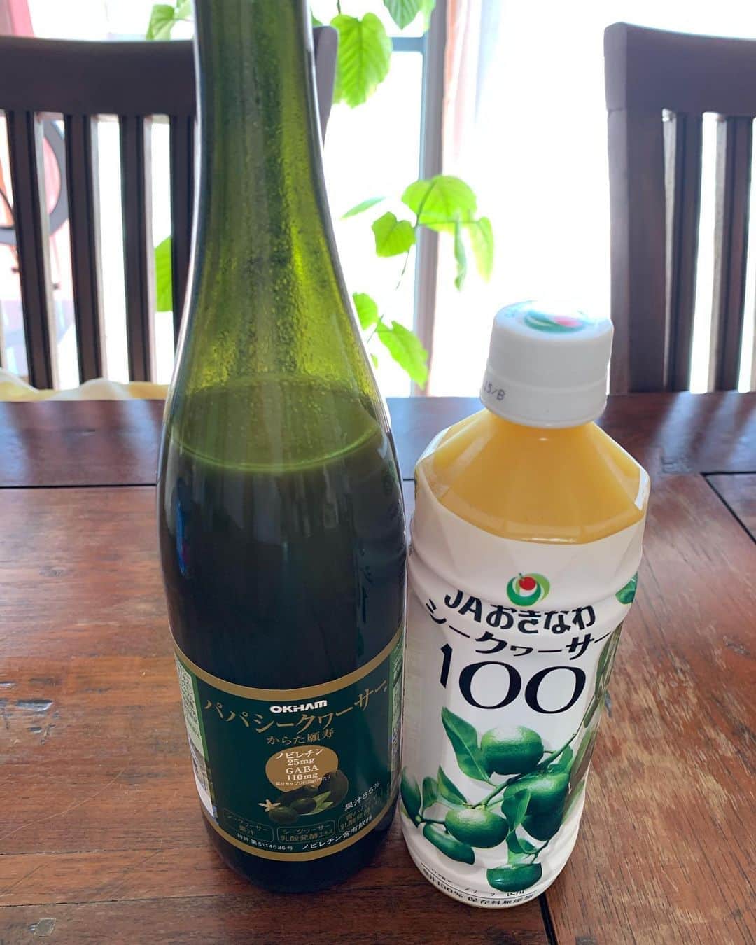 宮城麻里子さんのインスタグラム写真 - (宮城麻里子Instagram)「#シークヮーサーで肥満予防 ❗️ 沖縄県の研究結果が発表されました。 #シークヮーサー といえば、#美肌効果 もあるとテレビで特集されていたことも。 早速、手に入れましたよ！ 右側は #県産シークヮーサー100% のストレート果汁。 濃縮還元ではないところが最高です。 左側は #オキハム の #パパシークヮーサー こちらは同じく沖縄県産の #パパイヤ の栄養も取り込んだ #シークヮーサー飲料　 というわけで #ノビレチン #gaba  両方の効果が期待できるという優れものです。 水でも炭酸割りでもかなり美味しい✨ 肥満が防げて肌もピカピカになれば最高だ〜💕」10月25日 12時45分 - miyagimariko