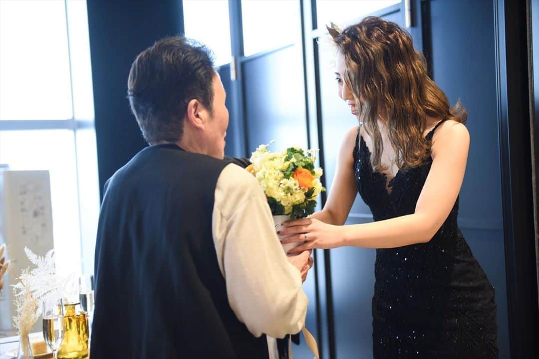 THE STYLE No.20 NEW YORK STYLE WEDDINGのインスタグラム：「2020年5月☆オープン2周年★ 口コミサイトの料理部門4年連続No.1獲得 No.20で自分たちらしい結婚式が叶う . ↓詳しくはHPをチェック↓ https://www.styles.jp/wedding/20f/ . 週末＆平日ブライダルフェアを開催しております メッセージ or ダイレクトメールからでも予約可能 . ↓ TEL ↓ 086-234-7310 . ↓ MAIL ↓ info-thestyle@styles.jpn.com . #thestyle #wedding #bridal #party #weddingparty #weddingphoto #weddingdress#starwedding #instagood #instalike #love #style #instapic  #結婚式 #結婚 #岡山結婚式 #ウェディング #プレ花嫁 #花嫁 #テーブルコーディネート #結婚式準備 #日本中のプレ花嫁さんと繋がりたい #ウェディングドレス #ウェディングフォト #ウェディングレポ #令和婚 #令和」