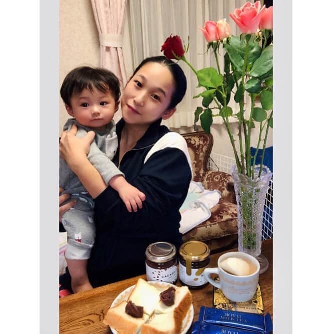 のインスタグラム：「Topped with red bean paste on bread🍞🍡 Milk tea topped with pears🍐☕️ Both were delicious♪(*^^)o∀*∀o(^^*)♪ https://issunboushi.buyshop.jp/ @kitakawa_anko #和菓子 で有名な #きたかわ商店 の #あんこペースト トーストにつけて食べたよ( ´∀｀) #カカオニブ 入りで #新食感 ✨✨ #オリーブオイル もあって身体に嬉しい(*^o^*) #育児 って結構ストレスたまるから 甘いもの食べたくなるのでオヤツにぴったり(〃ω〃) #スーパーフード はありがたいね♪(´ε｀ ) @nittohblacktea.jp #日東紅茶 #ロイヤルミルクティー と共に(o^^o) #秋のミルクティー #アレンジレシピ (^｡^) 梨そのまま入れた（＾ν＾）  #紅茶 と相性よい☕️  きたかわ商店公式サイトはこちら💁‍♀️ http://kitakawashoten.jp/  #寿司太郎 くん最近自我がさらに芽生えてわがままに あんこペースト触りたいみたいで瓶をとったら大泣きw #monipla #nittohtea_fan  @asagakecom  #asagakeで体験」