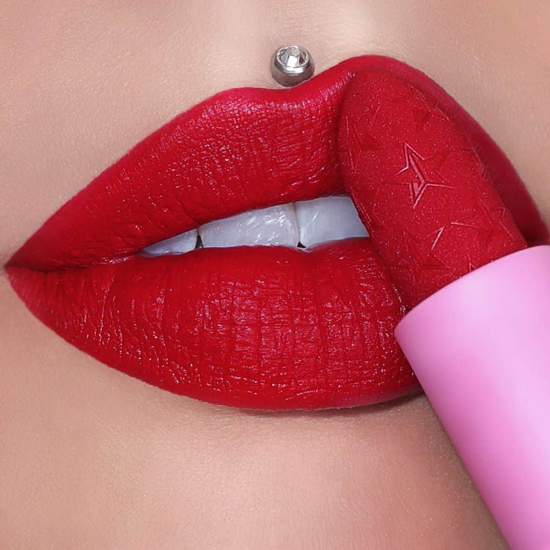 Jeffree Star Cosmeticsさんのインスタグラム写真 - (Jeffree Star CosmeticsInstagram)「Pure perfection ❣️ @missjazminad in #VELVETTRAP shades The Perfect Red & Medieval Kiss 🔥 #jeffreestarcosmetics」10月25日 13時03分 - jeffreestarcosmetics