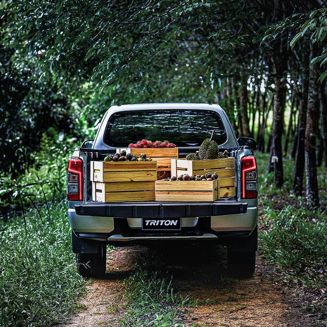 Mitsubishi Motors Thailandのインスタグラム：「Mitsubishi Triton Mega Cab กระบะท้ายกว้าง บรรทุกของได้เยอะ พร้อมให้คุณสู้ทุกงานหนัก อุปสรรคไหนก็ลุยได้หมด  #MitsubishiMotorsThailand #MitsubishiMotors #NewTriton #แกร่งลุยทุกอุปสรรค」