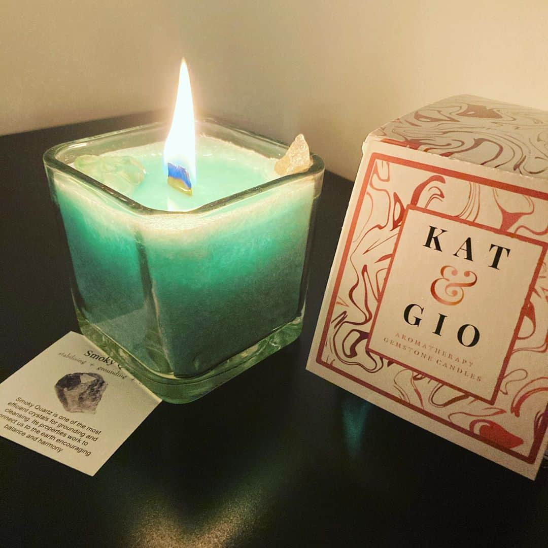 ジュリア・スタイルズのインスタグラム：「Found you @katandgiocandles   Even though I am a Nomad by nature, I always get anxious the first few days I land in a new place.  I look for candles, incense, crystals, oils, traditions, anything to calm me and make me feel grounded.  Found them all in one!!!! 🧡🔥」