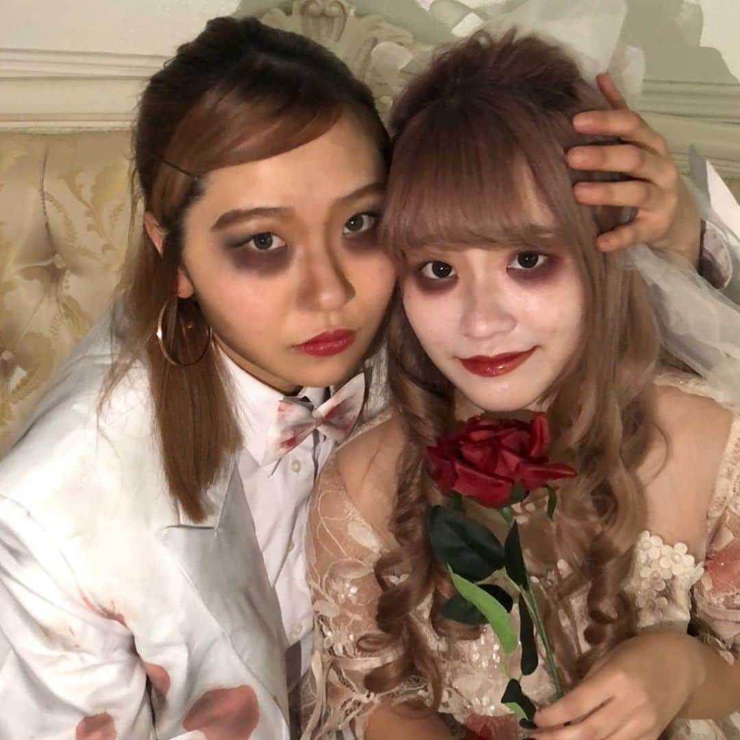 東京ベルエポック美容専門学校のインスタグラム：「【HALLOWEEN OPENCAMPUS】仮装バトル！ 《テーマ》Dark Wedding 《ポイント》闇を表現するためにメイクで紫や黒、赤などを使いました！衣装も破き、血のりや黒のシャドウでダークな感じを演出しました✨ ・ #東ベル#東京ベルエポック美容専門学校#美容学生#美容専門学校#美容専門学校東ベル#ハロウィン#仮装#HALLOWEEN」