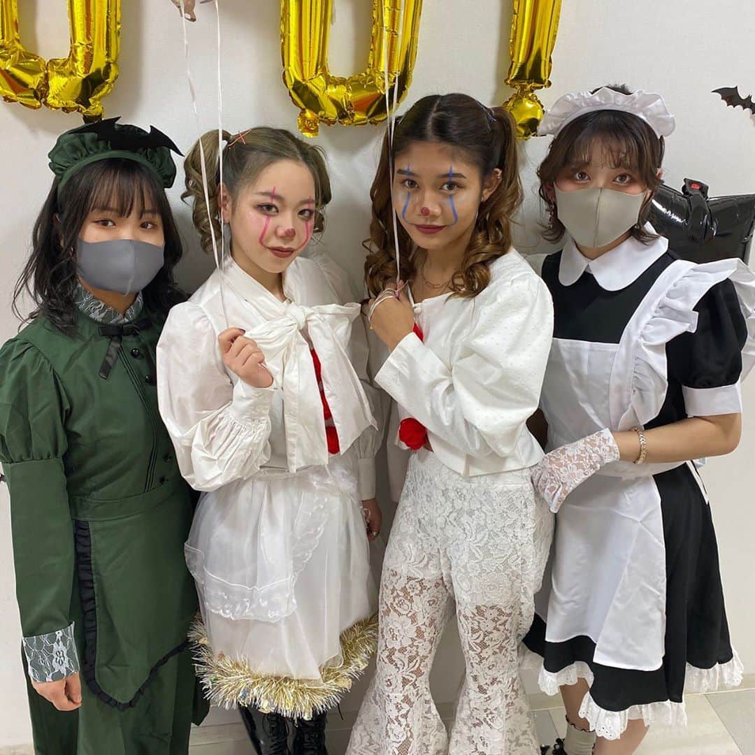 東京ベルエポック美容専門学校のインスタグラム：「【HALLOWEEN OPENCAMPUS】仮装バトル！ 《テーマ》ペニーワイズ 《ポイント》顔にラメを散りばめたり、ペイントを色違いにしたり細かいところまでこだわりました！✨ ・ #東ベル#東京ベルエポック美容専門学校#美容学生#美容専門学校#美容専門学校東ベル#ハロウィン#仮装#ハロウィン仮装#HALLOWEEN#ペニーワイズ」