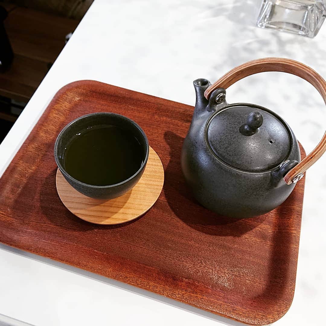 ayumiさんのインスタグラム写真 - (ayumiInstagram)「... . 最近はまってるお茶(^^) 今日は玄米茶♪  家にいる時はお水かコーヒーばかりでしたがw お急須でいれるお茶が、 とんでもなく美味しい♡  我が家はお茶をたくさん飲む家で、子供の頃はお茶をフライパンで焙じたりしてました。 お茶の味よりも、部屋いっぱいに広がるお茶の香りが好きだったなぁ♡  またやりたい♪ フライパン... ほうじ器欲しい... . #お家ティータイム #日本茶  #お急須でいれるお茶が美味しすぎる #焙じ茶作ろう #玄米茶も好き」10月25日 13時20分 - petitbijou_nail