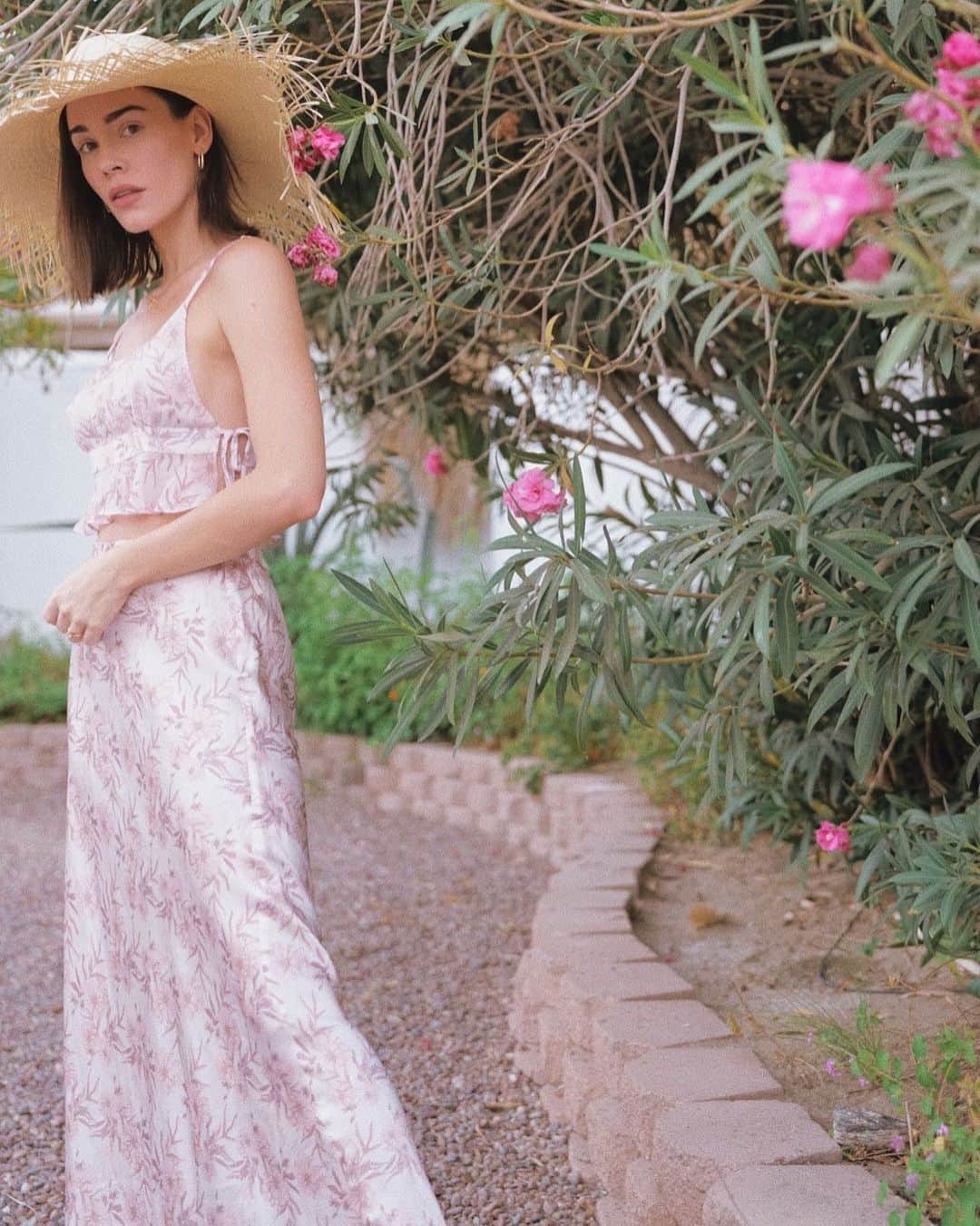 クリスタ・B・アレンのインスタグラム：「walk with me 🌿」