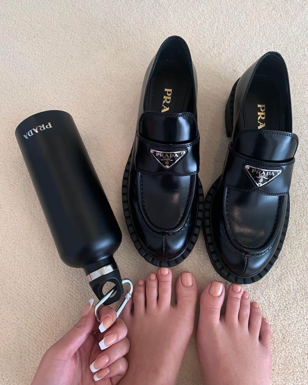 のインスタグラム：「New nails and toe nails 🤍 新しいネイルは手足ナチュラルな気分🤍 ヌーディーカラー可愛い🤍 Nailed by  @moe_colorsnail @yuu_colorsnail @colorsnail.official 🤍🤍🤍 引っ越しでパックリ折れてしまったんだけど、早急な対応の優しさに感動🥺　次の日には綺麗なネイルに変身してた💅 本当にありがとうー‼︎🤍 タンブラーはたっくさんあるんだけど新たに PRADAのタンブラーを追加したんだ🤍 最近は日本にいてもタンブラーで飲むようにしてる🤍　#Eco」