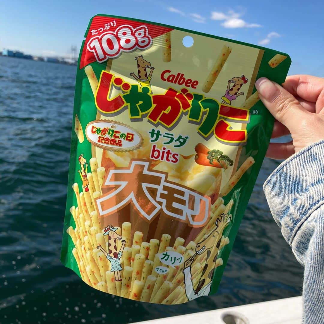 青山愛菜さんのインスタグラム写真 - (青山愛菜Instagram)「海でも！！ww #わしのじゃがりこ #サラダ味　#サラダ　#じゃがりこ」10月25日 13時23分 - ainamnsl