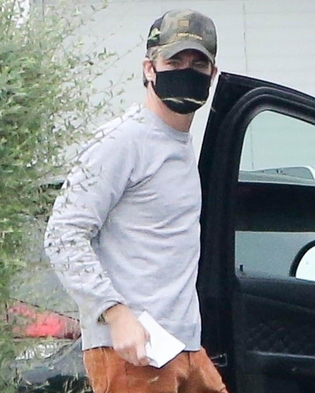 Just Jaredさんのインスタグラム写真 - (Just JaredInstagram)「Chris Pine stays safe in a face mask while heading home after his workout.  #ChrisPine Photos: Backgrid」10月25日 13時27分 - justjared