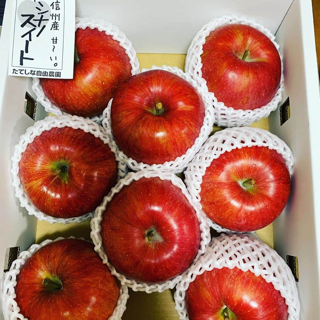 畠山潤子さんのインスタグラム写真 - (畠山潤子Instagram)「夫の実家から届いたりんご🍎 子供たちが大好きなので、嬉しい😆 甘くて美味しい❣️  #mamalife #赤ちゃんのいる生活 #生後3ヶ月 #2歳7ヶ月 #15w6d #子沢山 #沢山ママ　#twins #twinstagram #twinsbaby #双子ママ #4人育児 #大家族」10月25日 13時39分 - junko_hatakeyama