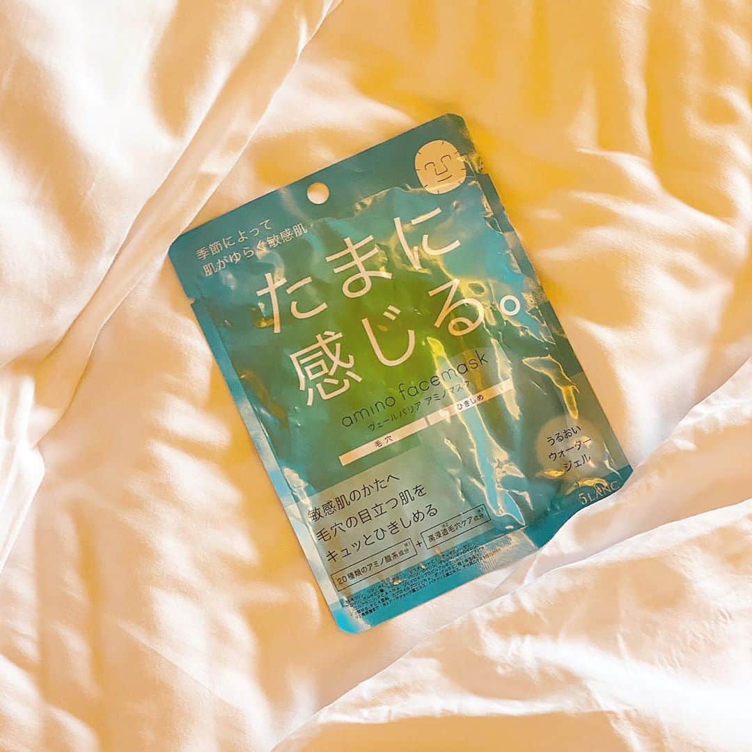 SunSmile(株式会社サンスマイル) 公式のインスタグラム：「今、花粉で肌が弱っている方いません？😭. . . わたしも肌がなんだか揺らぎがち。。。 . . たまに感じる敏感肌用のフェイスマスク‼️. . . . 『アミノヴェール フェイスマスク ウォータージェルタイプ』は敏感肌のかたへ毛穴が目立つ肌をキュっとひきしめるやさしいマスクてます❤️. . . 肌の癒され時間を👏. . .」