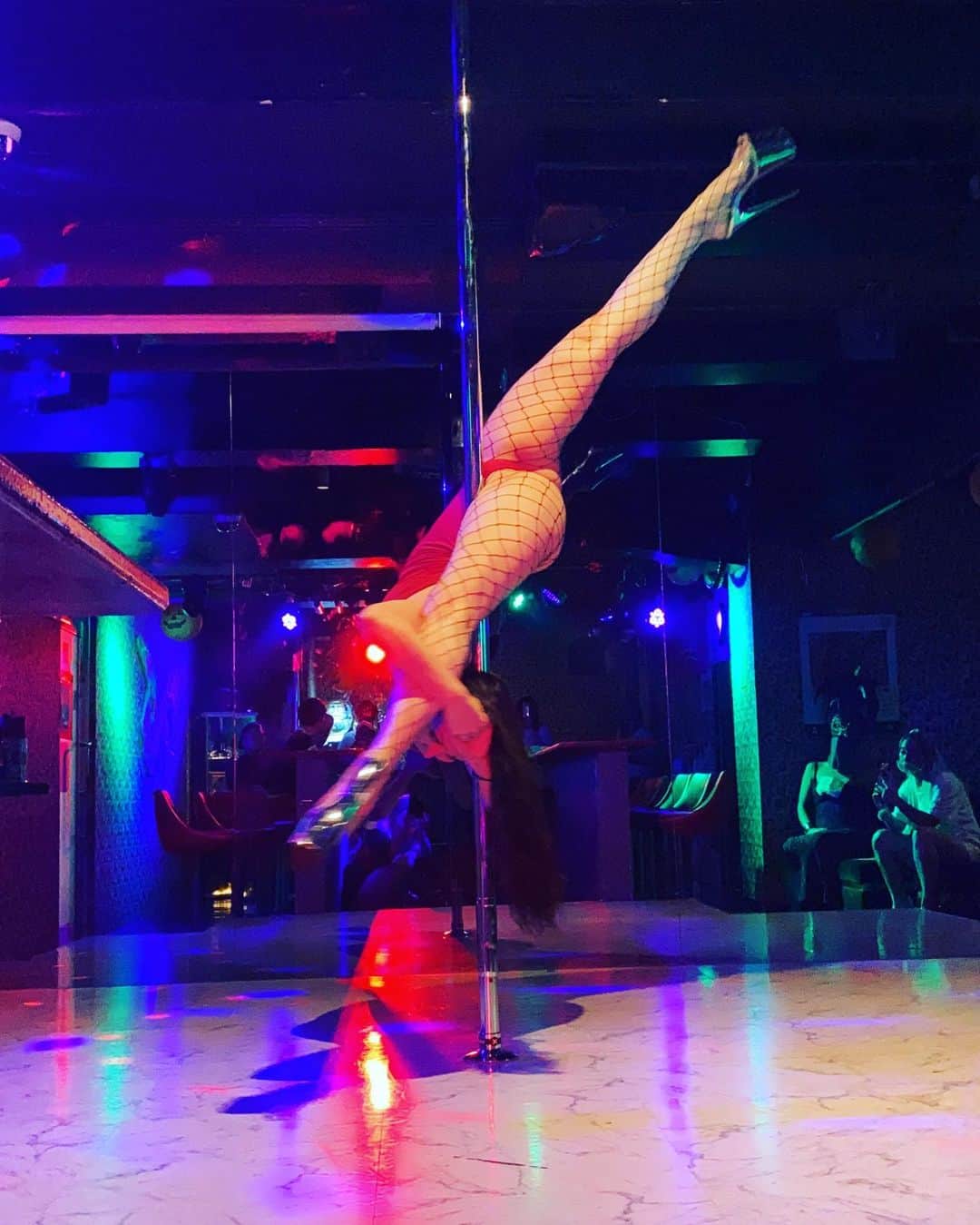 SHIRAISHIMIHOのインスタグラム：「🦩🐓🦃🦚🦜🦢🦆🦅🦉🐥🦇 @atami_goldrush1109  photo by @chiharu_pole0130  Thank you 🙏 ✨ #pdbirdofparadise  #poledanceshow #poledance #poledancer #myjob #showgirl」