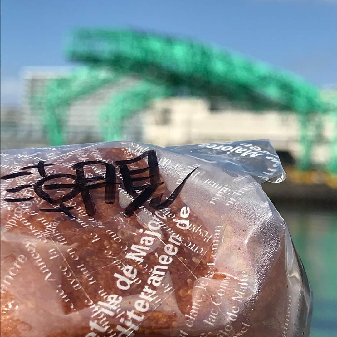 TOKYO WATER TAXIさんのインスタグラム写真 - (TOKYO WATER TAXIInstagram)「船でハンバーガー🍔のお買い物できます❣️  #潮見 #スキッパーズ #スライダーバーガー  #twtjimottoキャンペーン #tokyowatertaxi #ボートピックアップ #水上ピクニック #マイクロツーリズム #朝潮 #勝どき #ハンバーガー」10月25日 13時31分 - tokyowatertaxi