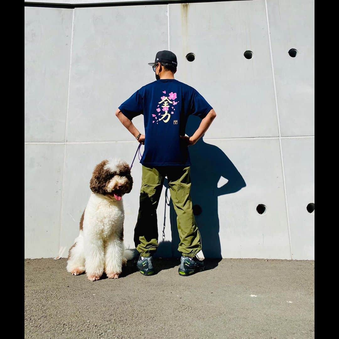 木村拓哉さんのインスタグラム写真 - (木村拓哉Instagram)「﻿ ﻿ 「おはよう‼︎﻿ ﻿ 陽射しがあったかい！﻿ ﻿ 歩いてると、上着要らずですね。﻿ とある場所にお邪魔した際にいただいたTシャツ✨﻿ 背中の「全力」に背筋も真っ直ぐ伸びます！」﻿ ﻿ STAY SAFE‼︎﻿ ﻿ 拓哉﻿ #木村拓哉#TakuyaKimura」10月25日 13時34分 - takuya.kimura_tak