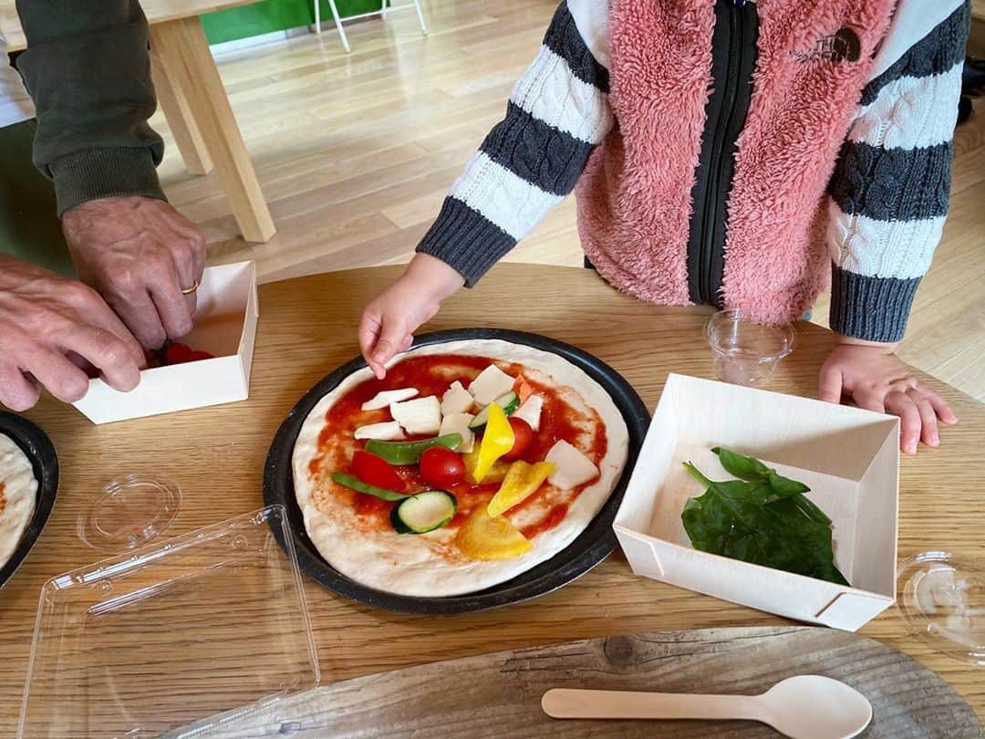 エミ・マイヤーのインスタグラム：「Making pizza and planting seeds 🍂」