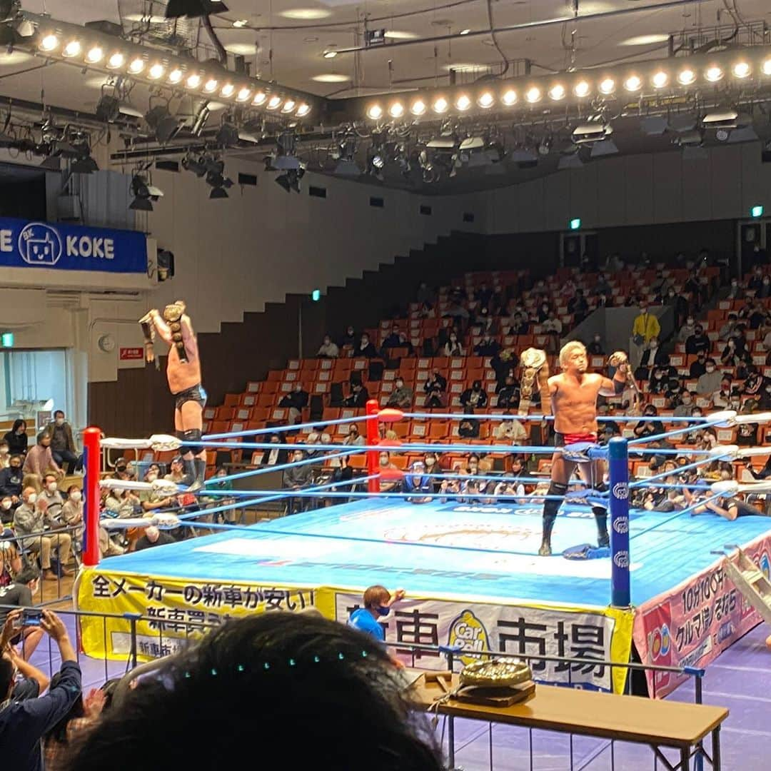 藤井ペイジさんのインスタグラム写真 - (藤井ペイジInstagram)「昨夜は久しぶりに、５年以上ぶりにプロレス観戦。満席にできない中、歓声を送れない中、熱い試合を見せてくれたレスラーたちはやはり超人だ。メインの世界タッグ選手権は圧巻！連れてってくれた森ちゃんに感謝！ #全日本プロレス #森一弥」10月25日 13時35分 - fujii_page