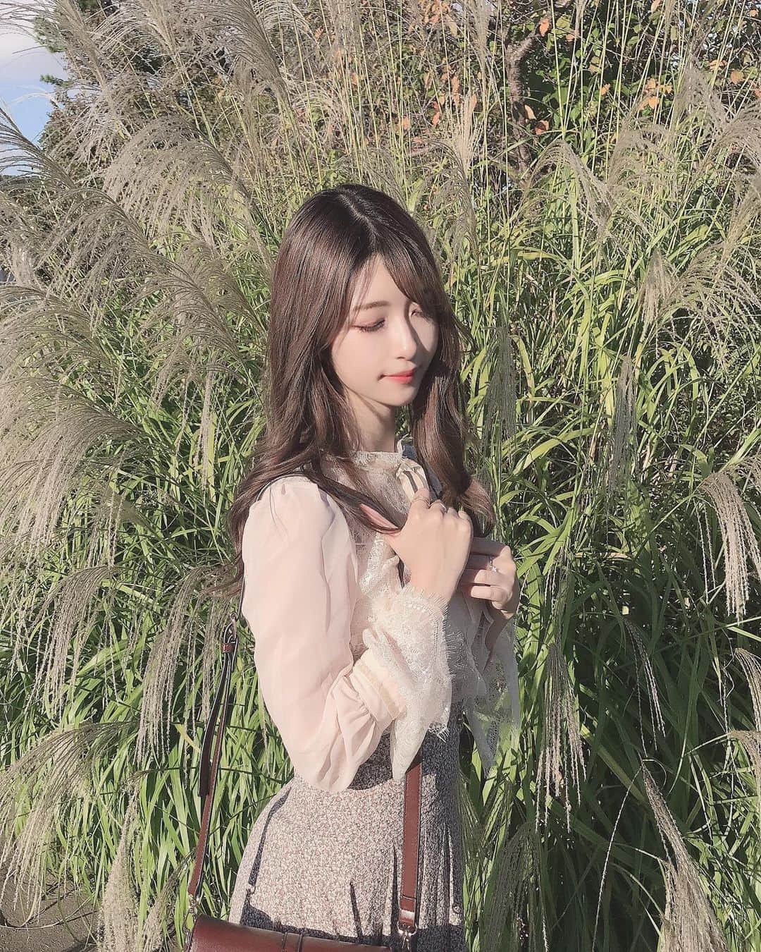 れみぱんのインスタグラム：「今日は大ボケかましてしまって自分のぽんこつ加減に呆れています👶🏻 まあ、しょうがないよね人間だもの👶🏻(?) この服は袖がすんごく可愛いです👶🏻 : : #秋コーデ #秋服 #秋カラー #ブルベ冬 #骨格ウェーブ #すすき #韓国ファッション #ヘアスタイル #韓国ヘア #シースルートップス #スカートコーデ #コーディネート #fashion #ootd #autumnfashion #japanesegirl #makeup #hairstyle #asiangirl #粉我 #照片 #메이크업 #일본 #얼스타그램 #핫」