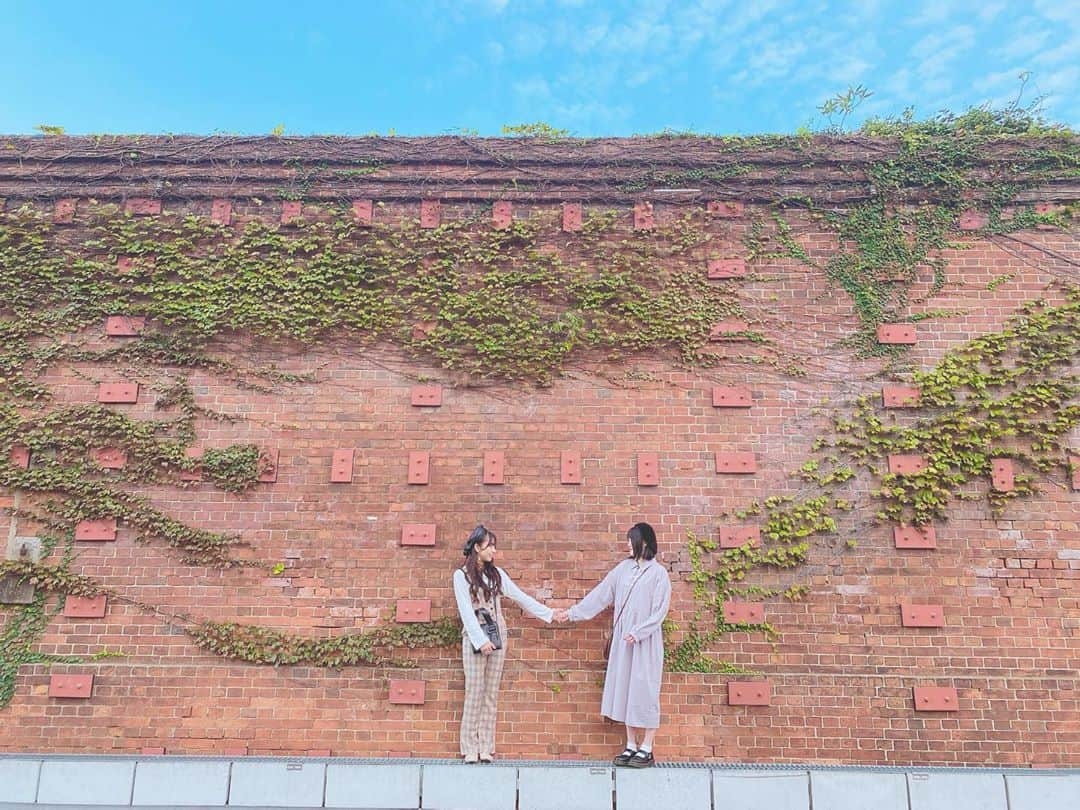 後藤陽菜乃さんのインスタグラム写真 - (後藤陽菜乃Instagram)「❤︎   #hinacode 🕊🌿  rompers @epineofficial  beret @guess   ⚠️写真撮る時だけマスク外してます🙇🏻‍♀️  #門司港レトロ #門司港  #門司港駅 #hinacode #エピヌ #guess #秋服コーデ #秋服 #チェックパンツ #チェック柄 #ベレー帽 #レザー #レザーベレー帽 #巻き髪 #低身長コーデ #低身長ファッション #低身長 #低身長女子  #153cmコーデ #153cm #ootd #followｍe #idol #hkt48 #後藤陽菜乃」10月25日 13時51分 - pinachan._.0308