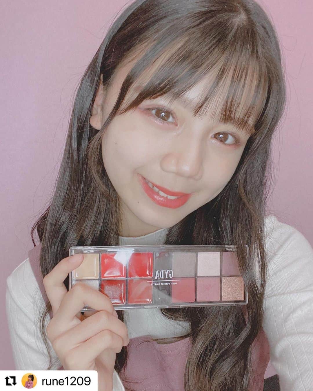 のインスタグラム：「Popteen11月号の付録を使ったメイクをるねちょが伝授🧡💛 ぜひ参考にしてね〜😘♡ #Repost @rune1209 with @make_repost ・・・ ・ 〖付録メイク〗 勝ち残り投票の時のメイクを詳しく解説します‪ 𓈒𓏸  今回は裸眼でメイクしたのでカラコン付けられないって子でも参考になるかなと❕ 『裸眼盛れメイク』でございます✨✨  ①🍇と🍆を混ぜて二重幅と下瞼に（下瞼は二重幅よりは少し薄くのせる） ②🍠をくの字に入れて、細い筆で下瞼にラインを引く （この時のポイントは黒目の端らへんから引くといい感じになるよ‎و✧） ③🥥を黒目の上下の瞼に多めにいれる （目の中央） ④🍷を唇に、指でトントンする感じでのせる ┈┈┈┈┈┈┈┈┈┈┈┈┈┈┈┈┈┈  ②、③がデカ目効果！！！ ②で目自体を大きく見せて、③で光を入れて裸眼でも盛れるメイクの完成〜っ！  少しでも参考にして頂けたら嬉しいです🤤 以上るねちょの付録メイクでしたっ！ ・ ・ ・ #Popteen #付録  #メイク #裸眼 #デカ目 #るねちょ #堀越琉音」