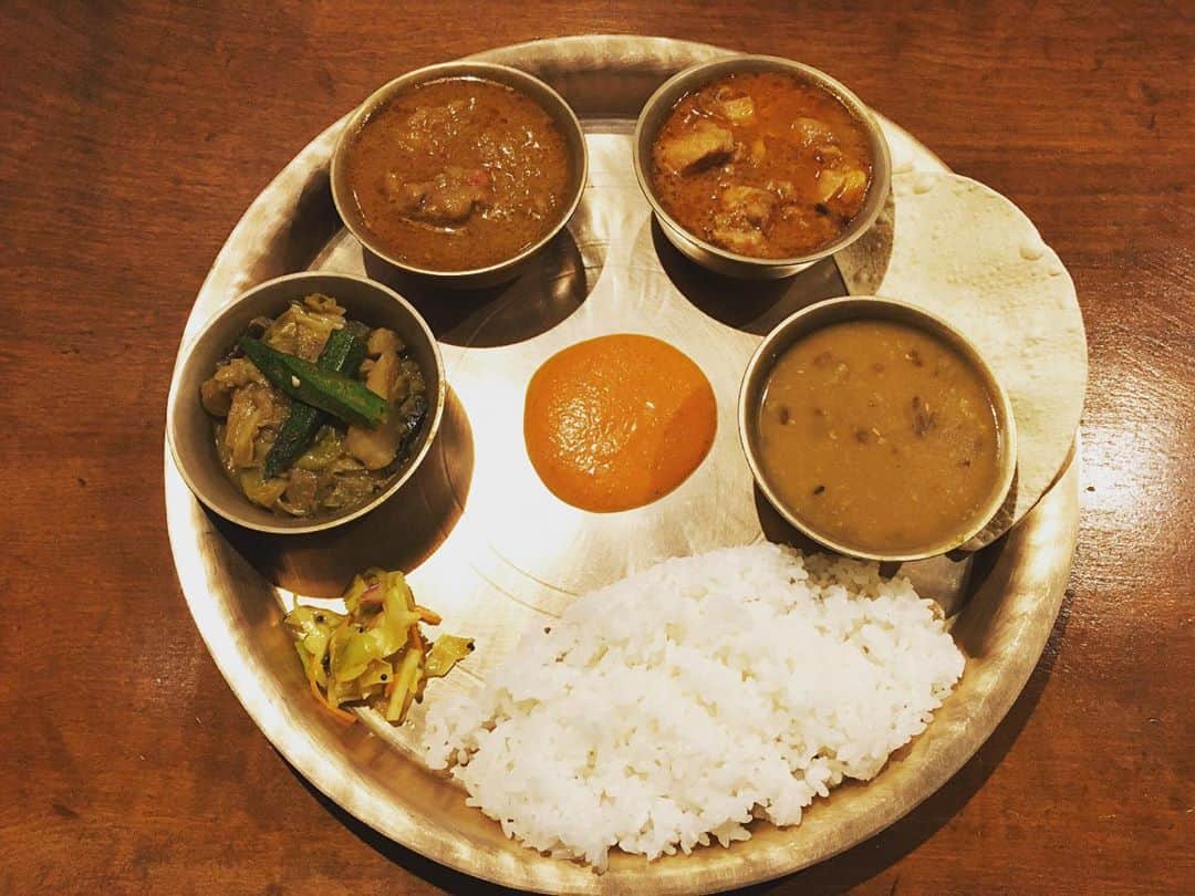 azumiのインスタグラム：「久々ネパリコ #あずカレー」