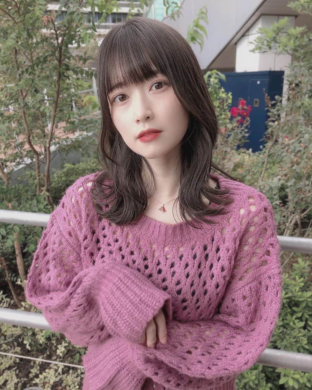 のインスタグラム：「. 前髪切った✂︎❤︎ トリートメントでサラサラ〜🌿 ありがとうございました🌷 くすみピンクのニットお気に入り〜🍑」