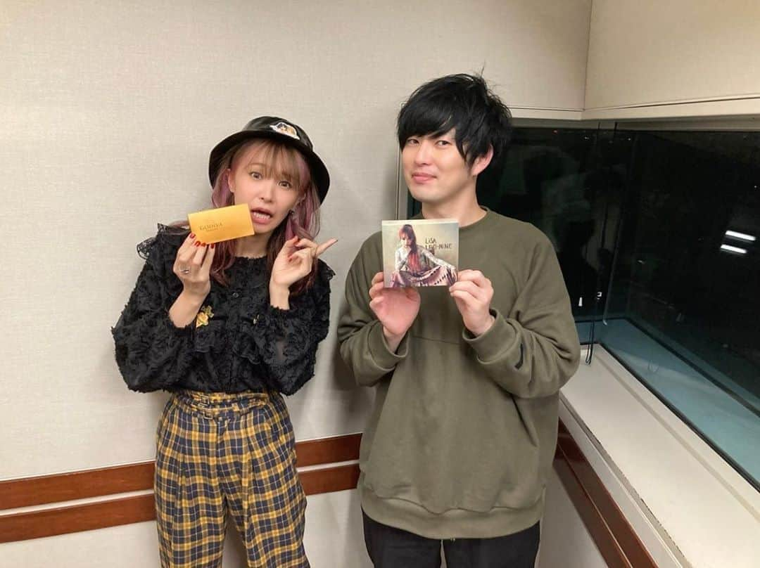 LiSAさんのインスタグラム写真 - (LiSAInstagram)「Monthly Artist File-THE VOICE- 10月日曜日のお昼を1ヶ月お借りして沢山お話と楽曲届けさせていただきました。楽しかったー！最終週は私のラジオの父、グランジの遠山さん(とーやま校長)をゲストにお迎えしました！最終週に暴かれた回！お昼だよーー！☀︎笑　楽しかった！ありがとうございました☻ #thevoice #tokyofm」10月25日 14時01分 - xlisa_olivex