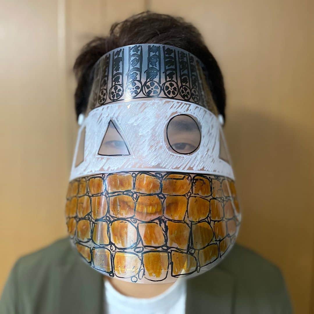 のインスタグラム：「地元熊谷のJCOMさんのリモート収録がハロウィン企画だったんで、 フェイスシールドを使って「石垣と土塀と狭間」のコスプレした🏯 ・ #お城  #石垣 #狭間」
