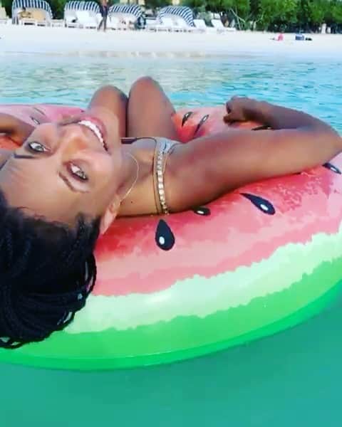 ケリー・ヒルソンのインスタグラム：「Do not try this at drunk... 🥴🍹🏝🍉 -SWIPE-」