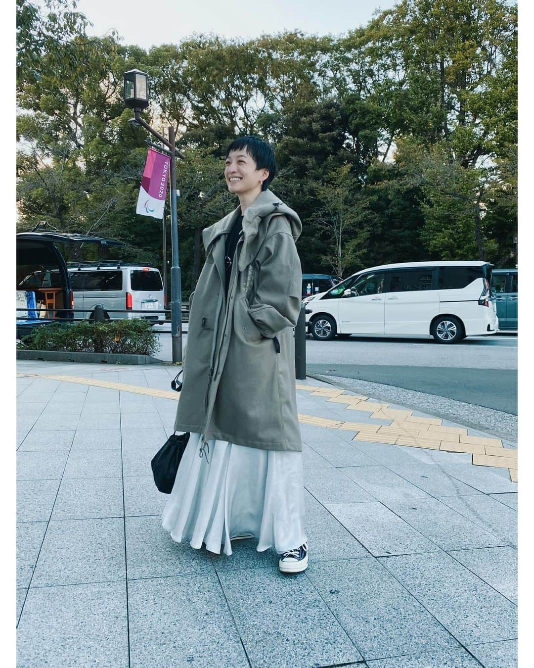 高山都さんのインスタグラム写真 - (高山都Instagram)「昨日はリンネルの10周年ライブにゲスト参加させてもらいました。 帰りに撮った #都ふく ユニセックスなアウターにやわらかなスカート、ずーっと大好物の組み合わせ。 おニューのアウターは @clane_official  FRAGMENT×CLANEのコラボのM65 バサっと着られて、無骨な感じを自分らしく女っぽさ入れて引き寄せて着るのが楽しい服。 skirt とthermalは @framework.jp  bag @jilsander それにしても、コラボで作ったスカートとサーマル、ここ数日色違いで毎日着てる。とっても着やすいです。 自分が作った服が好きなものって、やっぱり嬉しいし、どんどん魅力伝えたいです。」10月25日 14時14分 - miyare38