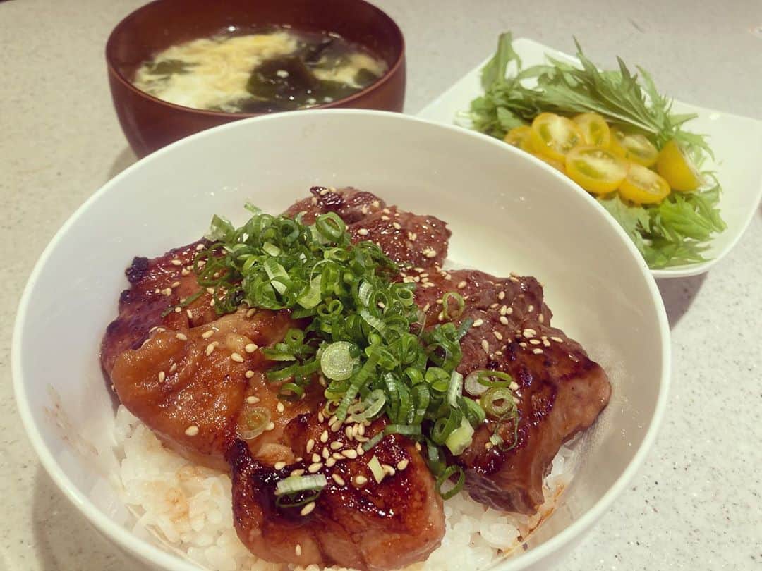 のインスタグラム：「恒例となったmahol-hulキャンプ。 今年はキャンプは出来なかったけど、BBQで久しぶりに皆に会えて嬉しかったー。  余った野菜は常備菜にして、今日のお昼は余った鳥と牛で焼き肉丼。  #mahol-hul #bbq」