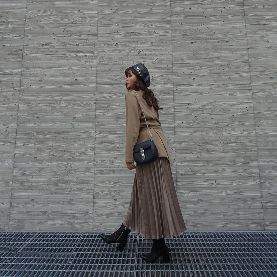 junko onagi ／小梛準子さんのインスタグラム写真 - (junko onagi ／小梛準子Instagram)「Autumn🍂❤︎  ALL Brown🍂🍂🍂  #tops & #skirt @kuih_store  #bag @jgene_official  #béret @murralofficial  #shoes @dearruigallery × @gracegifttw   #kuih #kuihst #ニット #プリーツスカート #ショートブーツ  #jgene #ショルダーバッグ #ジェイジーン #じゅんこーでちゃん #156cm #156cmコーデ #gracegiftxrui #鞋子都是 #貓貓聯名鞋款 #小貓聯名 #雕花蕾絲粗跟短靴」10月25日 14時18分 - jnco0417