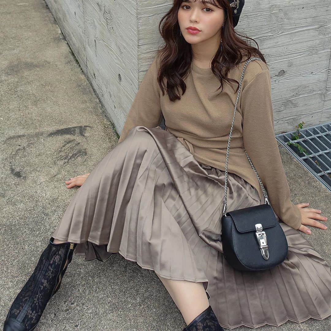 junko onagi ／小梛準子さんのインスタグラム写真 - (junko onagi ／小梛準子Instagram)「Autumn🍂❤︎  ALL Brown🍂🍂🍂  #tops & #skirt @kuih_store  #bag @jgene_official  #béret @murralofficial  #shoes @dearruigallery × @gracegifttw   #kuih #kuihst #ニット #プリーツスカート #ショートブーツ  #jgene #ショルダーバッグ #ジェイジーン #じゅんこーでちゃん #156cm #156cmコーデ #gracegiftxrui #鞋子都是 #貓貓聯名鞋款 #小貓聯名 #雕花蕾絲粗跟短靴」10月25日 14時18分 - jnco0417