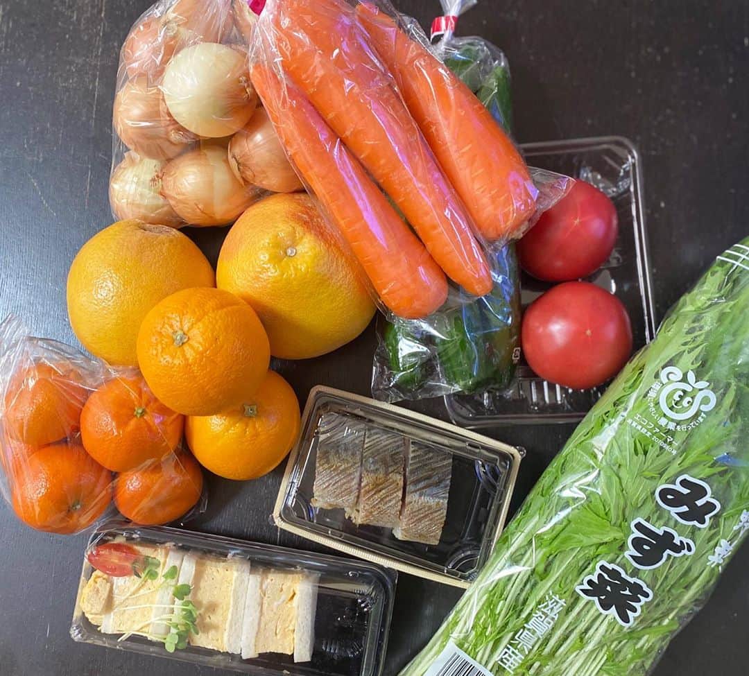 のインスタグラム：「. 今日は朝から市場の野菜・果物を買いに🚘 . 気付いたらたくさん購入してる🍊🍅🥒🥕🧅✨ . 帰り道に我慢しきれず一切れパクっと😋 おいしー🙌🏻 . #野菜直売所  #ウエストヴィレッジフーズ  #京都グルメ  #野菜  #果物」