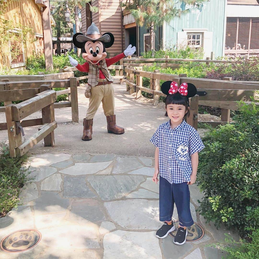 エリザベスラウのインスタグラム：「Marnie is still on a high from her 1st @hkdisneyland adventure. To be honest, so am I! #bigkid #mickeymouse」