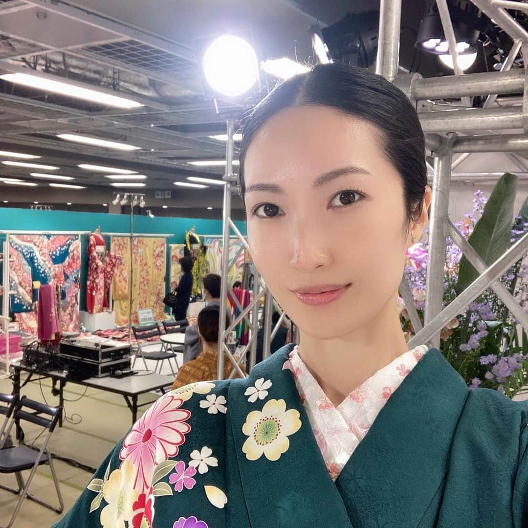 Karinさんのインスタグラム写真 - (KarinInstagram)「SUZUNOKI 一般のお客様に、着物のウォーキングを指導させていただきました♪ こんなに可愛らしい振袖を着せて頂いたのは初めてです笑 何故か母のような気持ちになり、皆んなの本番の姿を見ていると毎回泣きそうになっておりました…w 皆様お疲れ様でしたー！  #suzunoki #kimono #japan #すずのき #絹絵屋 #着物」10月25日 14時23分 - kaorikarin_u