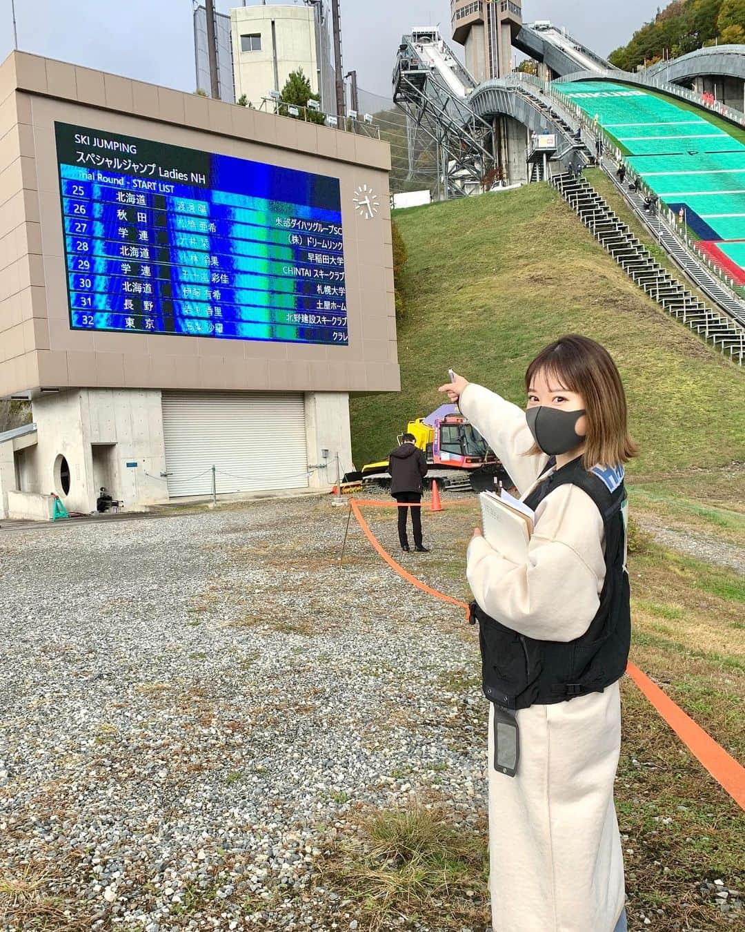 峰麻美のインスタグラム：「第99回全日本スキー選手権白馬大会・ジャンプ競技（ノーマルヒル）の取材に行かせていただきました🖋  今シーズンは新型コロナウイルスの影響でウィンタースポーツにも大きな打撃があり、サマーシーズンの開幕がこの時期までずれ込んでしまいました。  選手の皆さんもフィジカルやメンタル面でとても調整が難しかったと思いますが、やはり生で観る競技は迫力があり、たくさんの新たな出会いや発見もあって、こうしてご縁を頂けたことに感謝しています！  スキージャンプに関しては今後もコンスタントに発信していきたいなと思っているので、ぜひお付き合いいただけたら👍  #wintersport  #ski #skijumping  #スキージャンプ #ノーマルヒル #初めてのウィンタースポーツ取材 #高所恐怖症」