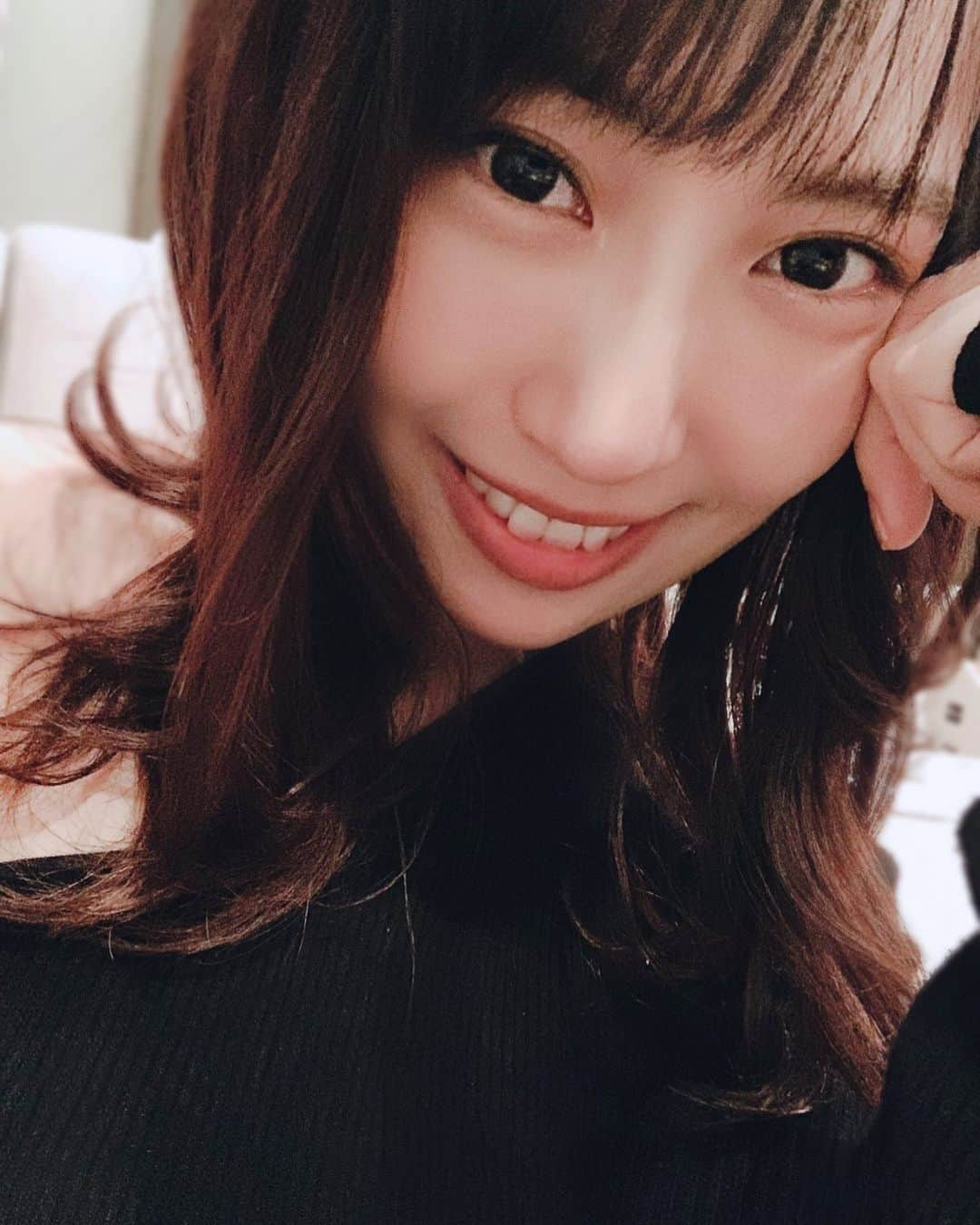 増田有華さんのインスタグラム写真 - (増田有華Instagram)「＊  日曜のお昼 みなさんいかがお過ごしですか？？ 天気よくて気持ちいいね🌹  髪がめっちゃくちゃに伸びたので さいきんは巻髪で遊んでます。  ロングもいいねぇ楽しいよアレンジ ぐるぐるに巻くより緩めに巻いてワックスで艶出すのがお気に入り。  この前ホワイトニング行ってきた！ いろいろ便利な時代だ… また行かないとな みんなで美しくなろうぜ😎🌹  ・ ・ ・ @platinum_beauty_ginza #ホワイトニング #秋過ぎて冬 #寒いのやだけどおしゃれはたのしい #ニット最高 #秋服一瞬 #ずっとお腹すかない？ #わたしだけ？ #乾燥気をつけましょう #保湿保湿」10月25日 14時27分 - masuyuka_official