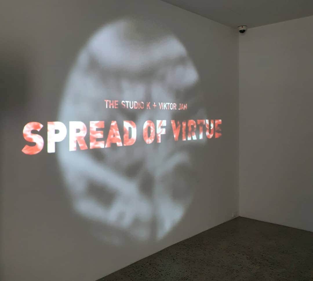 イ・チョンアさんのインスタグラム写真 - (イ・チョンアInstagram)「Spread of Virtue : Beyond COVID-19 (~10/25)  #홍혜진 _ @hyejinhong_thestudiok #ViktorJan _ @viktography  @ganaart_seoul」10月25日 14時29分 - leechungah