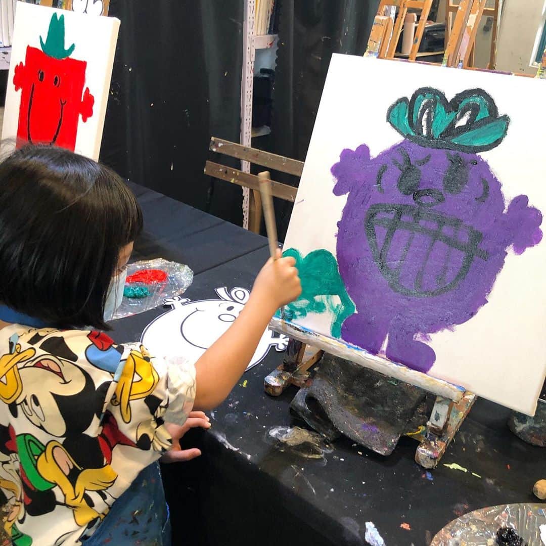 エリザベスラウさんのインスタグラム写真 - (エリザベスラウInstagram)「Quite apt that Marnie chose to paint #LittleMissNaughty at the @mrmenstudio children’s art jamming workshop! 😁🎨」10月25日 14時29分 - elizabethlauldn