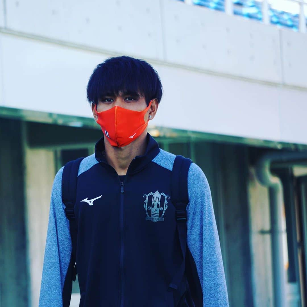 愛媛FCさんのインスタグラム写真 - (愛媛FCInstagram)「■選手バスが到着しました🚌💨  #Jリーグ #DAZN #明治安田生命J2リーグ #ehimefc #全進 #熱狂 #ココロハトモニ12 #愛媛一丸」10月25日 14時30分 - ehimefc12