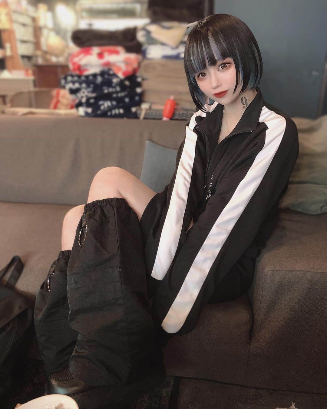 ももかわのインスタグラム：「ジャージでお外 #KRY と #demonia の相性最高🖤  #はちグラム吉祥寺店 貸し切りだったぜ うまうましーしゃでした  買った梅こんぶ茶をすぐ飲みたくて即帰宅」