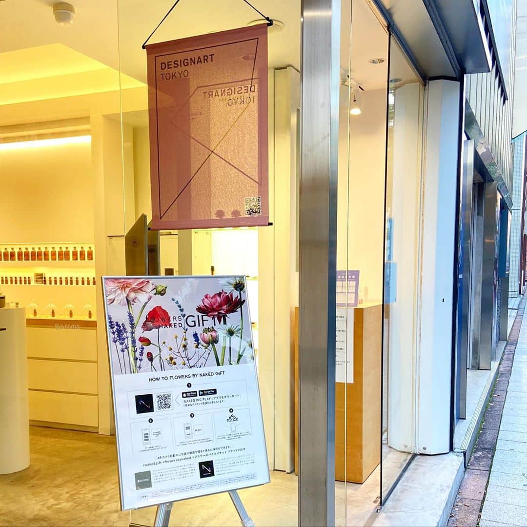@aroma アットアロマさんのインスタグラム写真 - (@aroma アットアロマInstagram)「いよいよ日本最大級のデザイン＆アートの祭典のひとつ『DESIGNART TOKYO 2020』がスタート！  アットアロマ神宮前店では、「アロマ演出×AR」による体験型アロマ空間をお楽しみいただけます。 新商品orbから広がる花々の香りを空間でご体感いただきながら、原料となるラベンダーなゼラニウムなどの香りを視覚からもお楽しみにただけます。  特別なこの機会に、ぜひお立ち寄りください。  ＼花畑が目の前に広がる💐／ “アロマ空間デザイン”と“AR（拡張現実）体験”のインタラクティブな展示は、専用アプリをダウンロードいただき、ARカメラを起動させるとご体験いただけます。  [『DESIGNART TOKYO 2020』開催概要] 日時：2020年10月23日(金)-11月3日(火・祝) 営業時間：12:00-20:00　※日・祝(休前日は除く)は18:00まで 会場：アットアロマ 神宮前店  #ataroma #アットアロマ #神宮前店 #designart #デザイナートトーキョー #art #interiordesign #アート #ar体験 #flowersbynaked #nakedgift #ネイキッドギフト」10月25日 14時32分 - ataroma_official