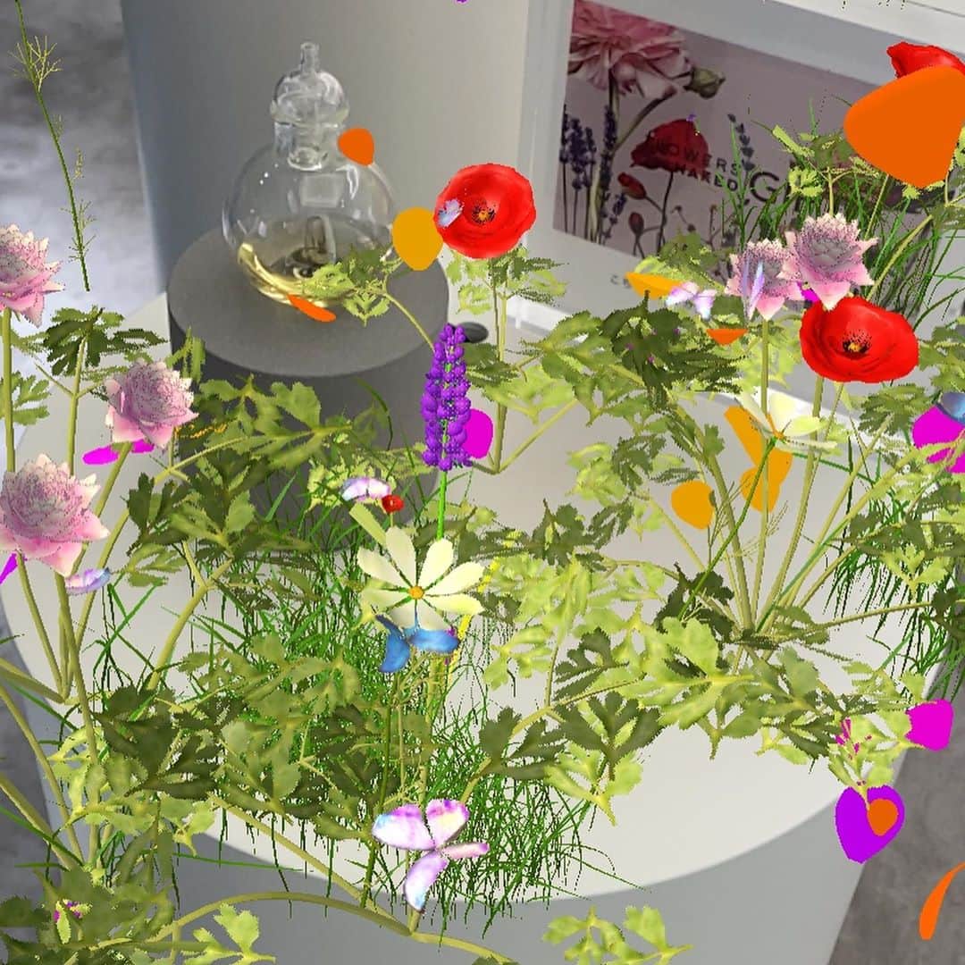@aroma アットアロマさんのインスタグラム写真 - (@aroma アットアロマInstagram)「いよいよ日本最大級のデザイン＆アートの祭典のひとつ『DESIGNART TOKYO 2020』がスタート！  アットアロマ神宮前店では、「アロマ演出×AR」による体験型アロマ空間をお楽しみいただけます。 新商品orbから広がる花々の香りを空間でご体感いただきながら、原料となるラベンダーなゼラニウムなどの香りを視覚からもお楽しみにただけます。  特別なこの機会に、ぜひお立ち寄りください。  ＼花畑が目の前に広がる💐／ “アロマ空間デザイン”と“AR（拡張現実）体験”のインタラクティブな展示は、専用アプリをダウンロードいただき、ARカメラを起動させるとご体験いただけます。  [『DESIGNART TOKYO 2020』開催概要] 日時：2020年10月23日(金)-11月3日(火・祝) 営業時間：12:00-20:00　※日・祝(休前日は除く)は18:00まで 会場：アットアロマ 神宮前店  #ataroma #アットアロマ #神宮前店 #designart #デザイナートトーキョー #art #interiordesign #アート #ar体験 #flowersbynaked #nakedgift #ネイキッドギフト」10月25日 14時32分 - ataroma_official