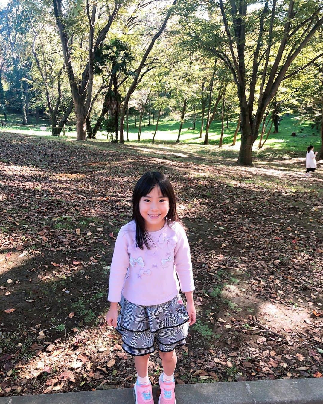 みきママさんのインスタグラム写真 - (みきママInstagram)「【代々木公園でランチしました〜！！】﻿ ﻿ ﻿ ﻿ ﻿ 天気がいいから、代々木公園でランチしよう‼️﻿ ﻿ ﻿ ﻿ ﻿ ﻿ 杏ちゃんはアイスとチーズドッグです🌭🍦﻿ 私は家の残り物を詰め込んできたので、それをつまみました😆😆😆 ﻿ ﻿ ﻿ ﻿ ﻿ ﻿ 気持ちいい〜😆😆😆﻿  ﻿ ⭐️福岡で今日10/25、最後のリモート販売します〜❗️福岡の皆さん、福岡「岩田屋本店」に是非遊びに来てください😁17〜18時にやります😁  ﻿ ﻿ ﻿ #みきママ　#代々木公園　#ランチ　#チーズドッグ　#ソフトクリーム」10月25日 14時33分 - mikimama_official