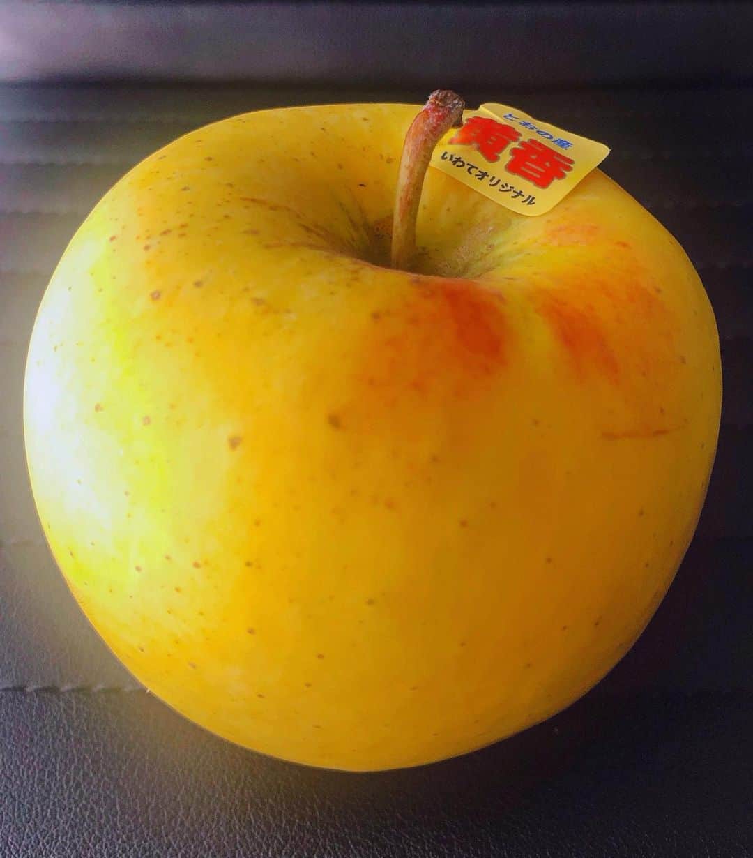柴咲マナのインスタグラム：「. 岩手で見つけた黄色い林檎🍎！！ 「黄香(おうか)」です💓 . .  初めて食べたんだけど 甘い香りがしてジューシーで めっちゃ美味しかった…🤤💓 . さすが東北〜！！ . . ぶどうも特産物で エーデルワインが🍷 有名みたいです〜🥰 . タクシーの運転手さんが ガイドレベルで色々教えてくれた🥺！ . 有難い🥰💓 . . ご当地物って 新しい発見があって楽しいよね🥰 . 日本の中でも まだまだ知らないものが 沢山あるんだろうな！ . . 「ほや」もレースで 仙台に行って初めて知った！！笑 . . 皆さんの地元の 特産物や名物はなんですか？🥺💓 .  . 私は愛知県岡崎市出身なので やっぱり八丁味噌かなあ🤤 .  . . .  #goto #りんご #遠野 #黄香  #自然の恵み #岩手  #温泉旅行 #旅行 #母娘旅  #フルーツ #ご当地グルメ  #特産物 #東北  #美味しい #美味しいもの好きな人と繋がりたい #グルメスタグラム  #グルメ女子 #果物 #自然  #自然が好き #名古屋 #岡崎市  #travel #trip #japan #iwate   #apple #🍎 #fruits  #followｍe」