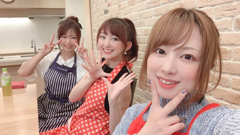 尻無浜冴美のインスタグラム：「この前みのりん、玉ちゃんと #パニック7 収録してきたよ‪❣️‬ ﻿ エプロン姿と言うことは、、、∑(･ω･ﾉ)ﾉ 普段とは違う一面が見れると思うので11月の発売楽しみにしててください😆💓﻿ いーっぱいお喋りして楽しかった😍 ﻿ ﻿ ﻿ #パニック7﻿ #凱旋﻿  #GOD #パチスロ﻿ #パチスロライター﻿ #必勝ガイド﻿ #エプロン女子  #河原みのり  #玉ちゃん」