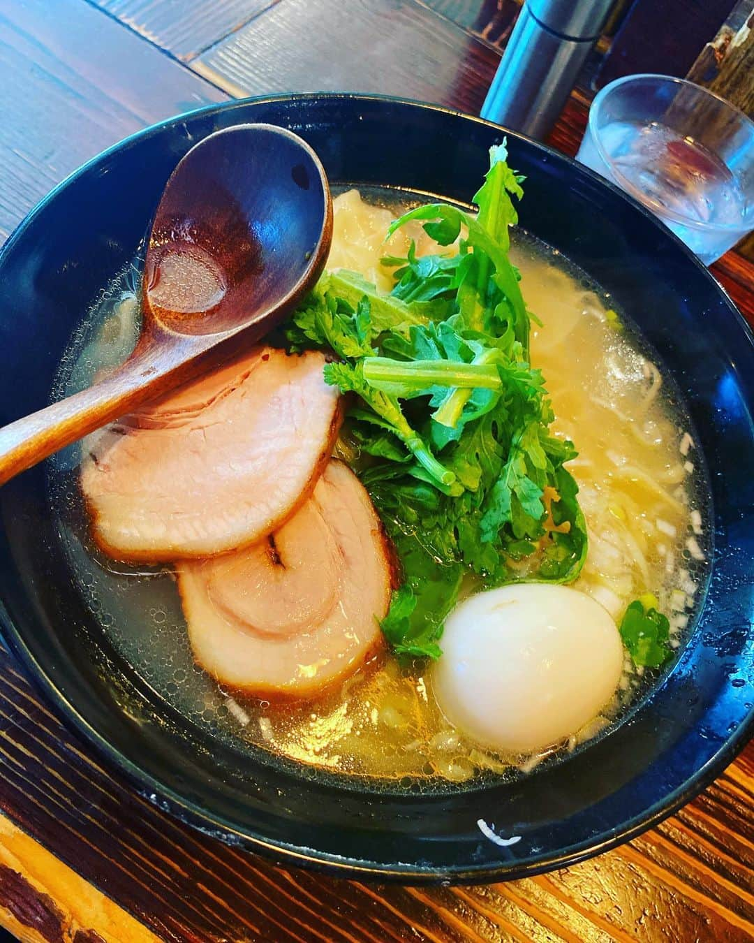 ロジャース里奈のインスタグラム：「. 地元の飲食店、意外とあまり分かってなかったんだけど、、笑 . . 最近色々チャレンジしてるよー☺️ . . ラーメン食べたいなって思ってたら 元町にも本丸亭があって行ってみたよー✨ . 春菊が入ってるラーメン！ 海老ワンタン、煮卵追加で食べました❤️ . 塩味きいてて美味しかった☺️👍 .」