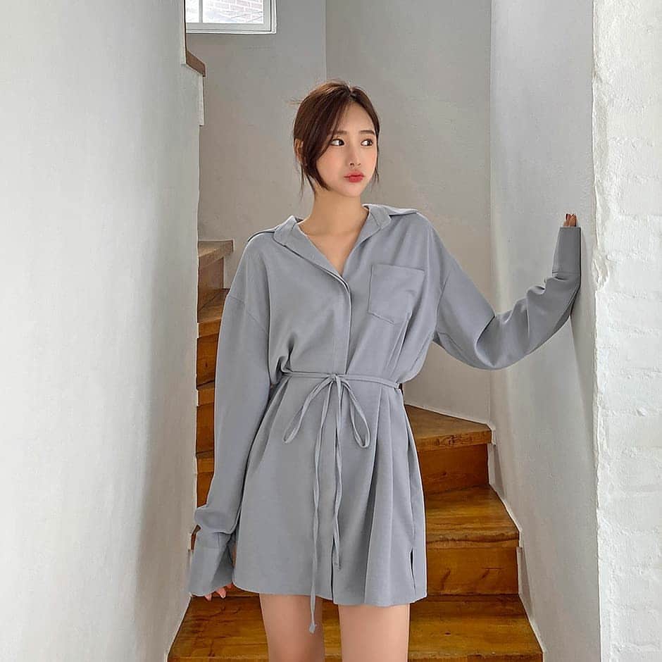 Chuuのインスタグラム：「롱한 기장감으로 원피스처럼 활용 가능한 블루 마틴 셔츠! 츄멤님들께 요 아이 꼭 소개해드리고 싶었던 이유는 바로바로 활용성과 색감 때문이 아닐까 싶어요💕  원피스 코디로 활용하기도 너무 좋고 오묘하고 매력적인 블루컬러도 받아보시면 너무 예뻐서 놀라실거에요!  #츄 #chuu #데일리 #데일리룩 #좋아요 #셔츠원피스 #코디추천」