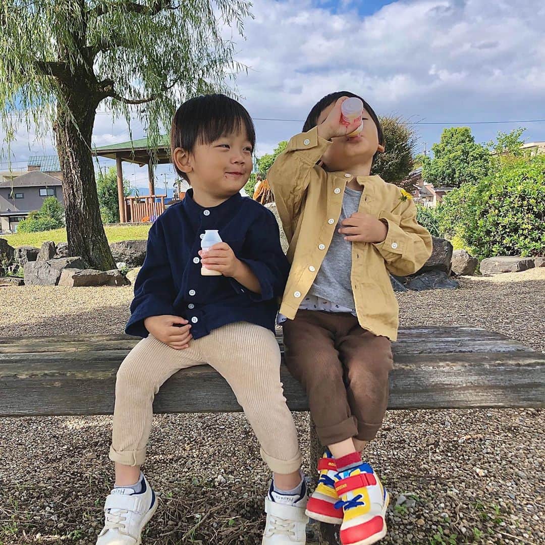 橋田昌実のインスタグラム：「10月25日﻿ ﻿ 👦🏻4歳2ヶ月﻿ 👦🏻2歳10ヶ月﻿ ﻿ ﻿ 無印のスタンドカラーシャツ兄たちも色違いで❤︎﻿ ﻿ ﻿ ﻿ ﻿ #三兄弟 #長男 #次男」